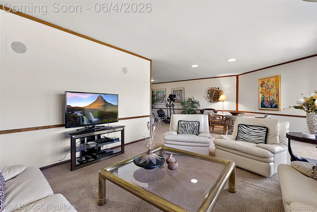 1954 Pine Ridge Court Bloomfield Charter Township MI 48302