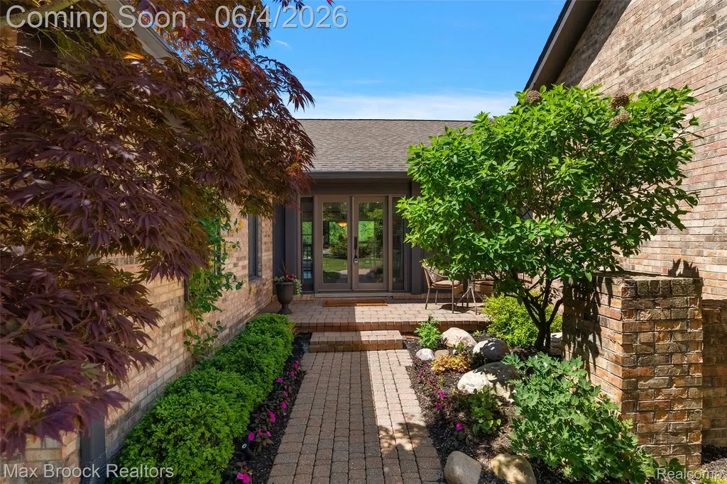 1954 Pine Ridge Court Bloomfield Charter Township MI 48302