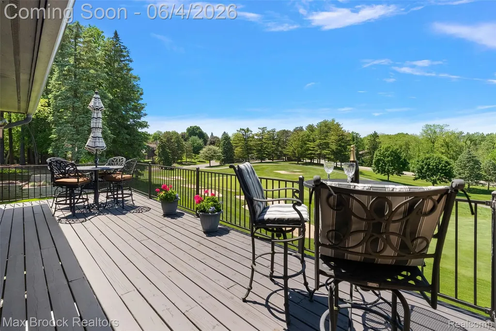 1954 Pine Ridge Court Bloomfield Charter Township MI 48302