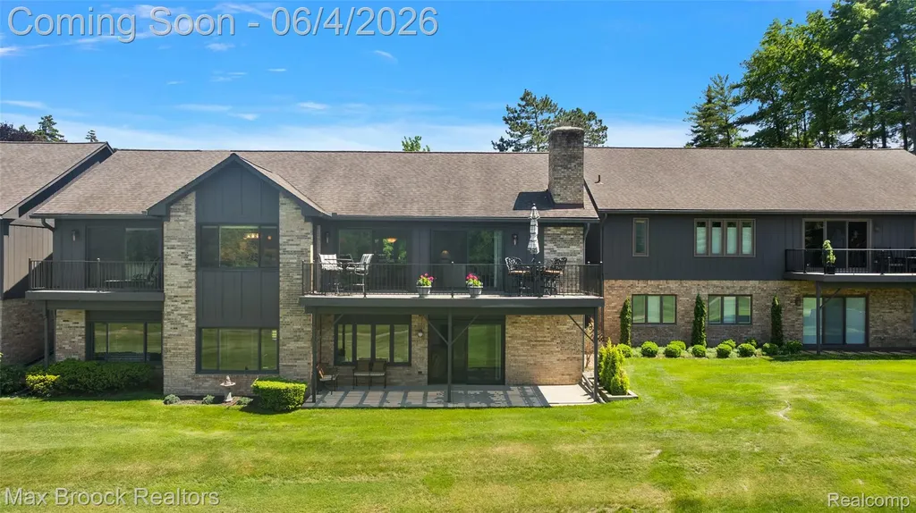 1954 Pine Ridge Court Bloomfield Charter Township MI 48302