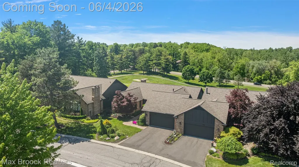 1954 Pine Ridge Court Bloomfield Charter Township MI 48302