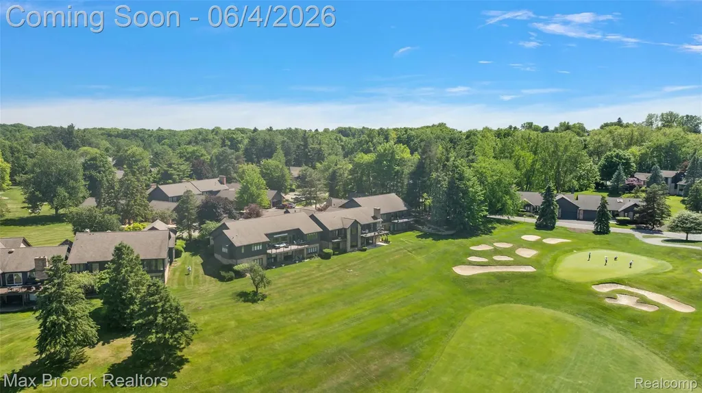 1954 Pine Ridge Court Bloomfield Charter Township MI 48302