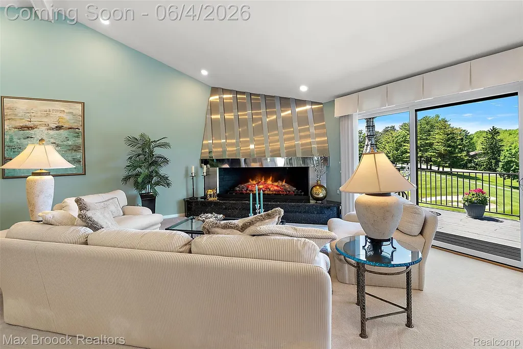 1954 Pine Ridge Court Bloomfield Charter Township MI 48302