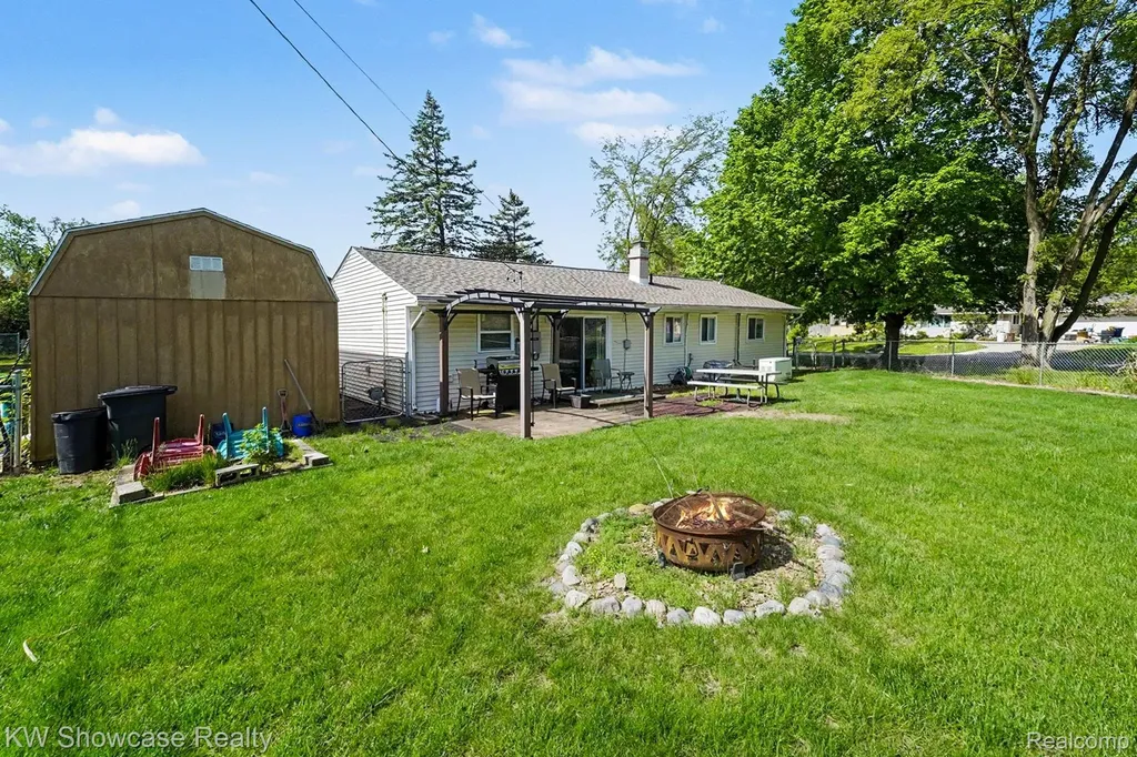 6612 Rowley Drive Waterford Charter Township MI 48329