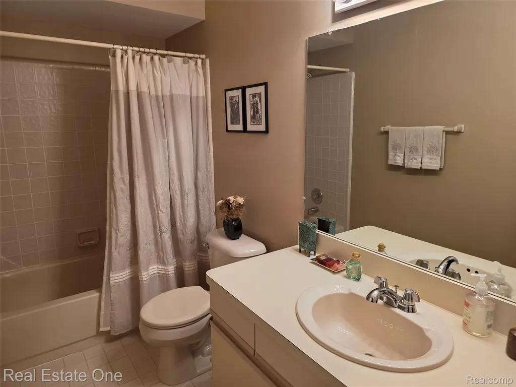 4201 Breckenridge Drive West Bloomfield Charter Township MI 48322