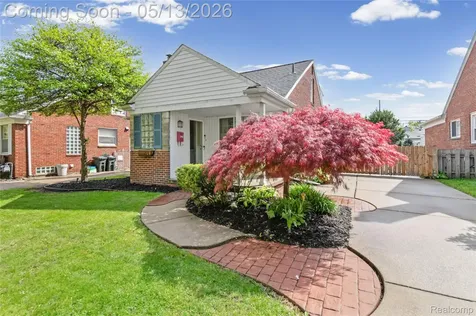 21610 Prestwick Avenue Harper Woods City MI 48225
