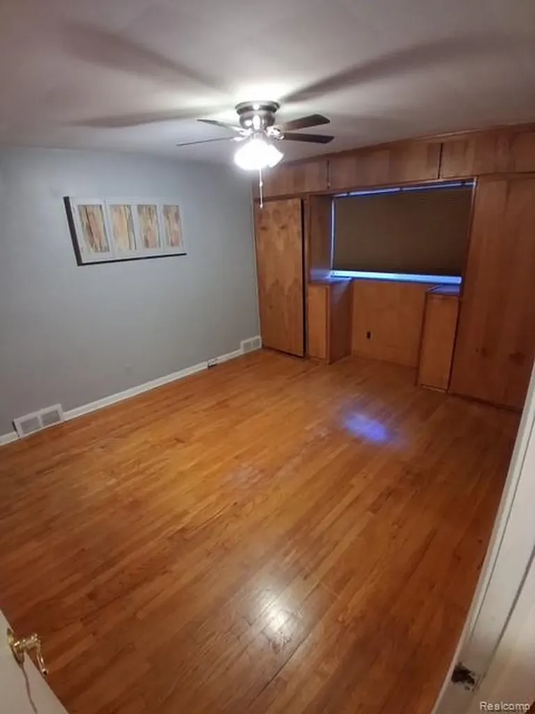 24231 Jerome Street Oak Park City MI 48237