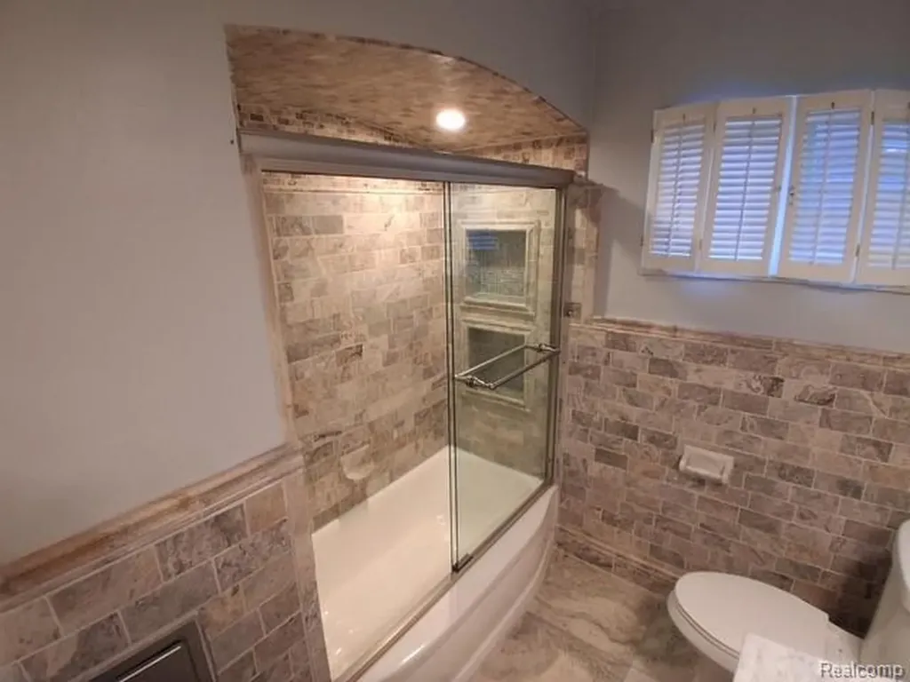 24231 Jerome Street Oak Park City MI 48237