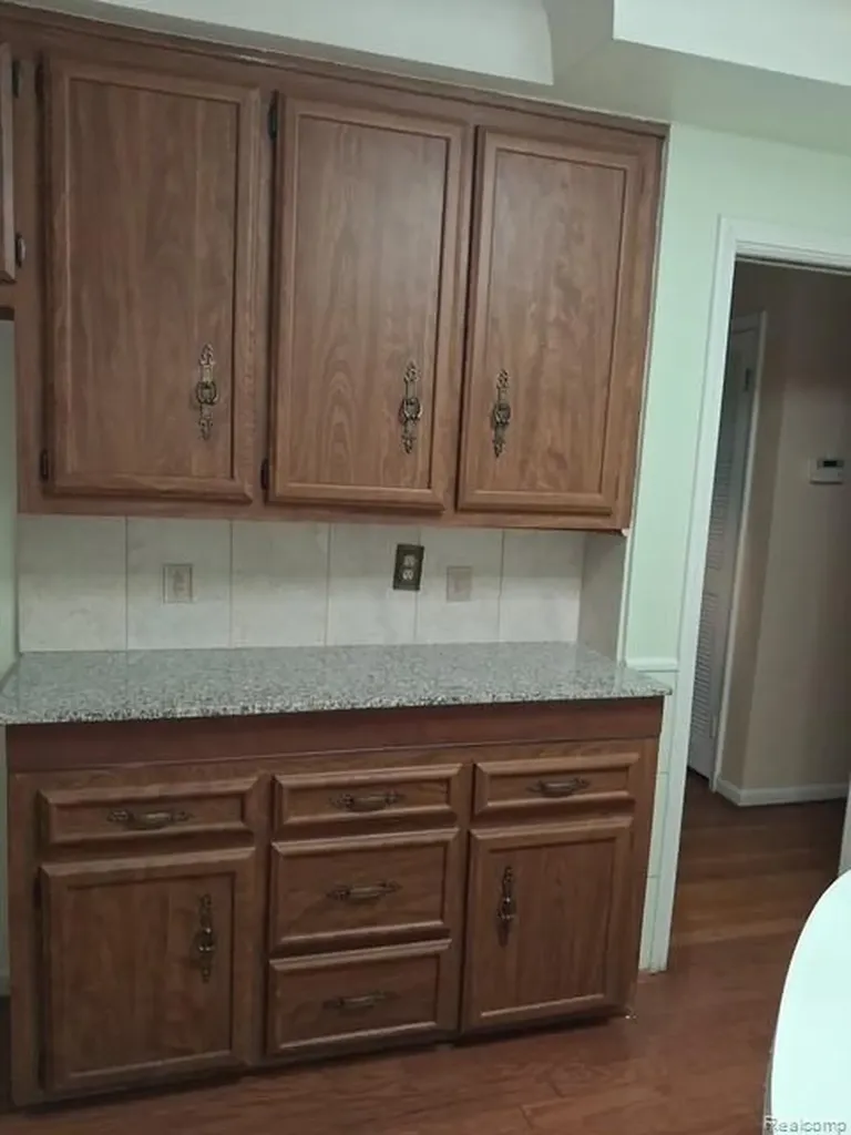 24231 Jerome Street Oak Park City MI 48237