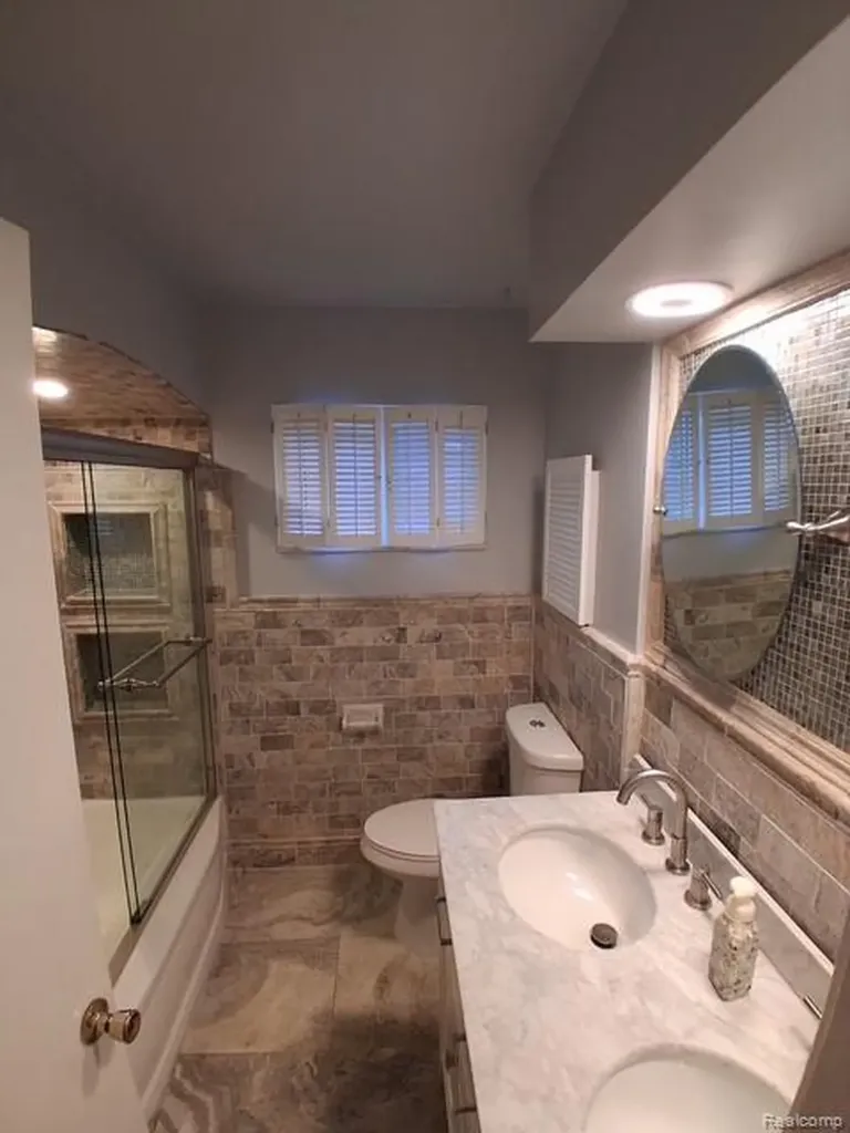 24231 Jerome Street Oak Park City MI 48237