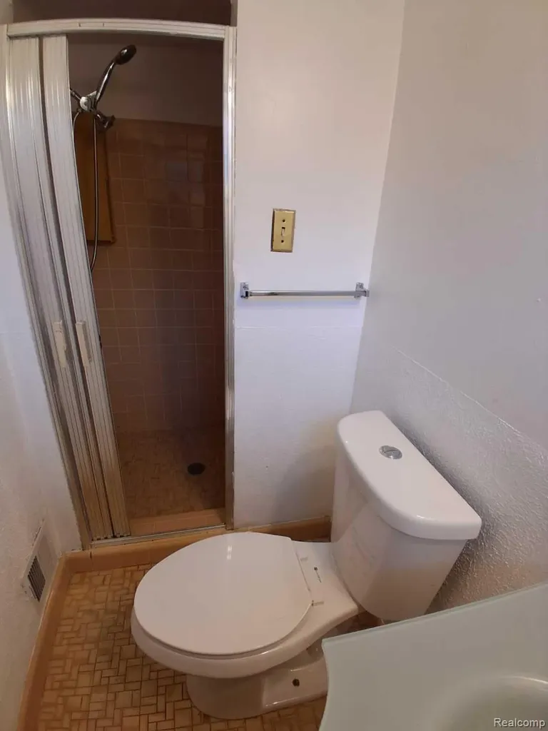 24231 Jerome Street Oak Park City MI 48237