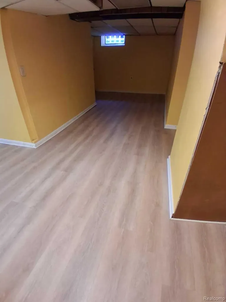 24231 Jerome Street Oak Park City MI 48237