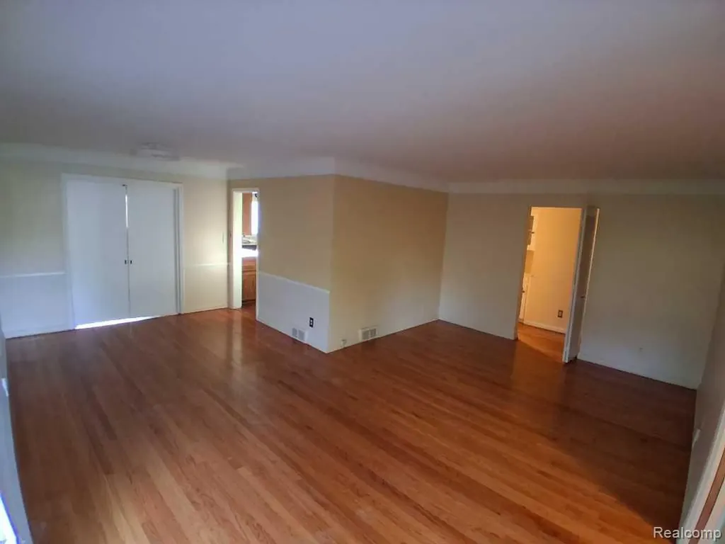 24231 Jerome Street Oak Park City MI 48237