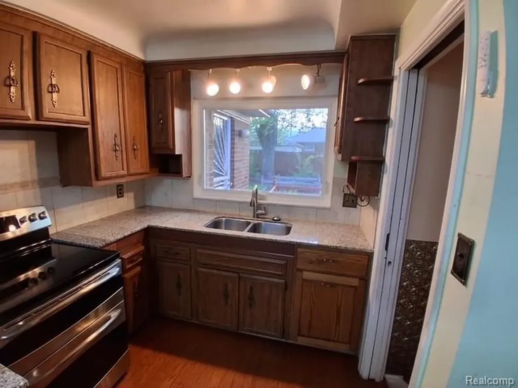 24231 Jerome Street Oak Park City MI 48237