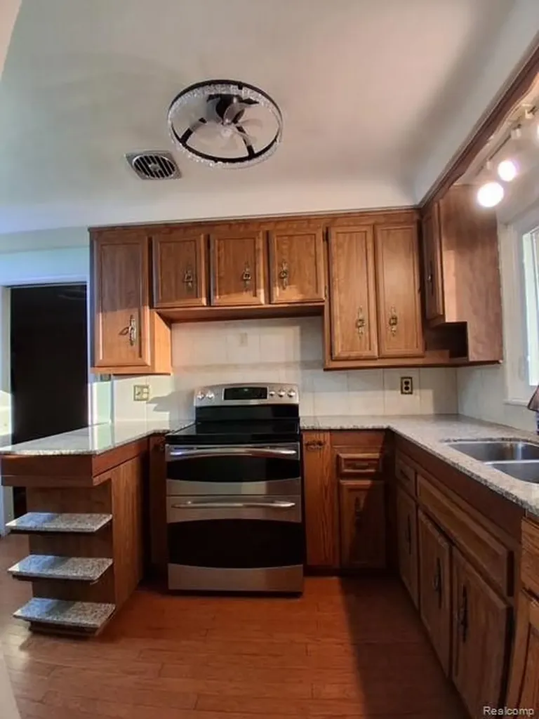24231 Jerome Street Oak Park City MI 48237