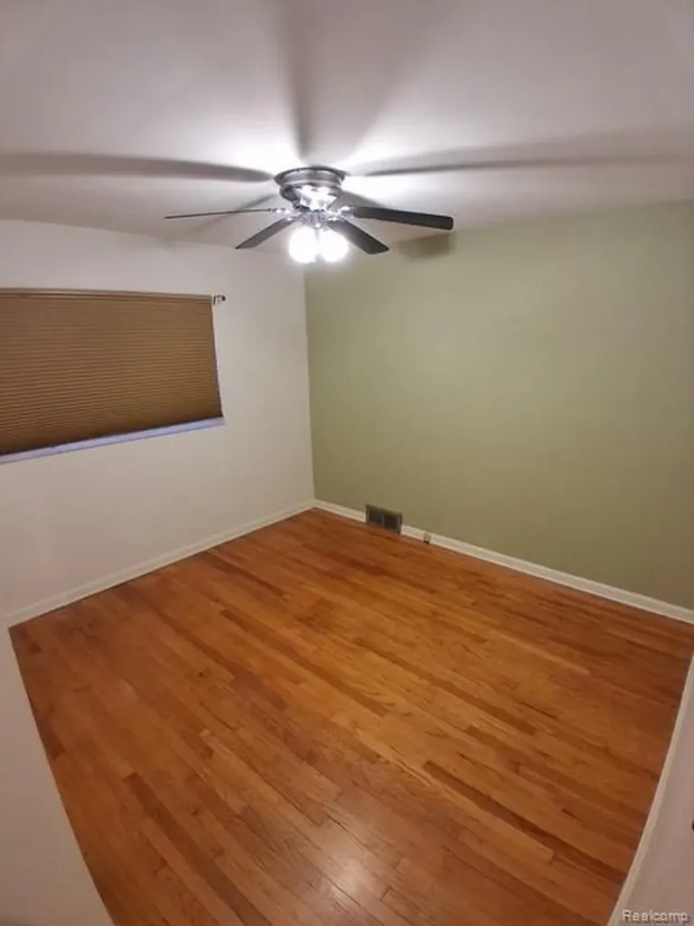 24231 Jerome Street Oak Park City MI 48237