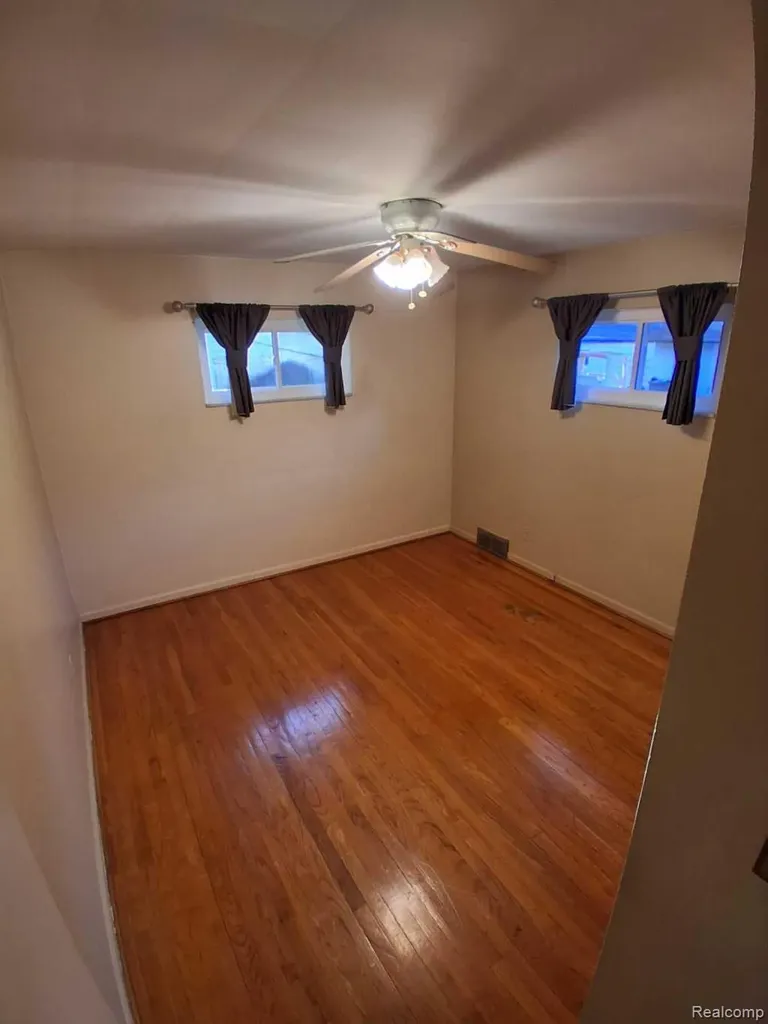 24231 Jerome Street Oak Park City MI 48237