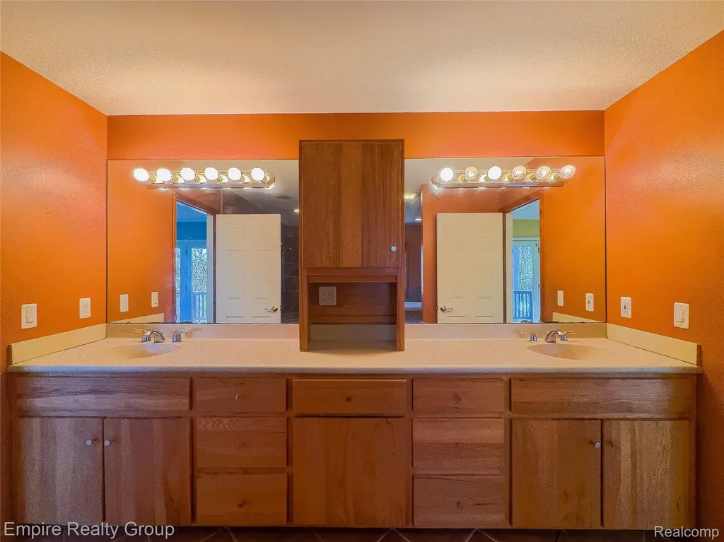 2111 Oak Terrace Groveland Township MI 48462