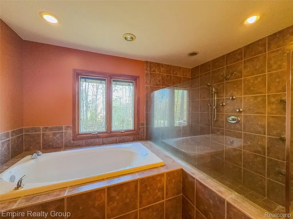 2111 Oak Terrace Groveland Township MI 48462