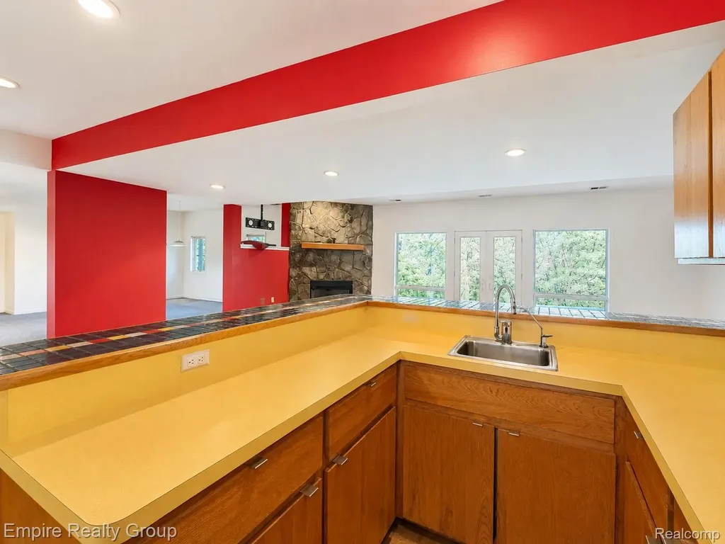 2111 Oak Terrace Groveland Township MI 48462