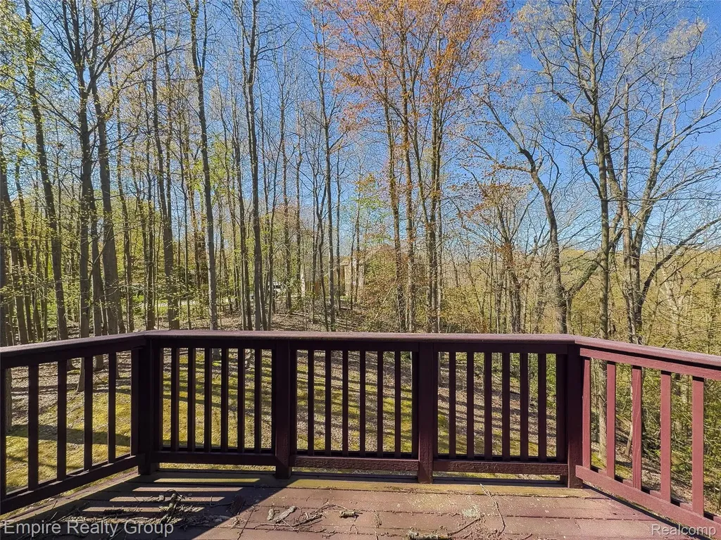 2111 Oak Terrace Groveland Township MI 48462