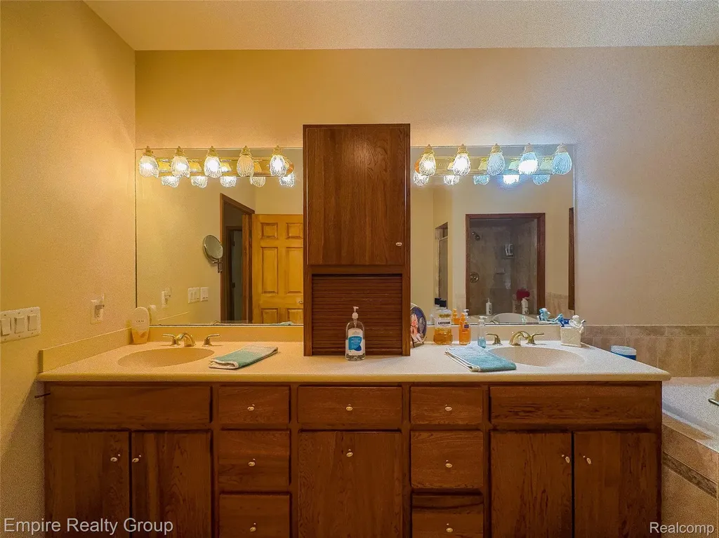 2111 Oak Terrace Groveland Township MI 48462