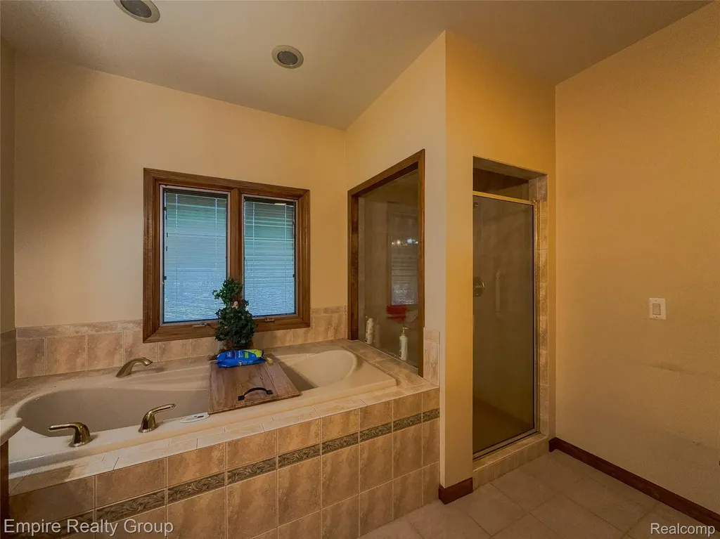 2111 Oak Terrace Groveland Township MI 48462