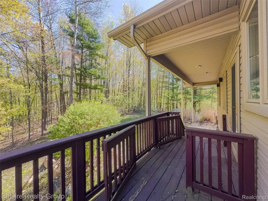 2111 Oak Terrace Groveland Township MI 48462