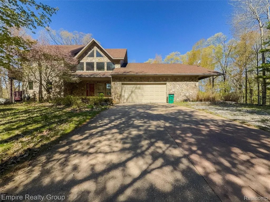 2111 Oak Terrace Groveland Township MI 48462