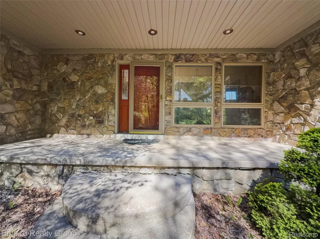 2111 Oak Terrace Groveland Township MI 48462