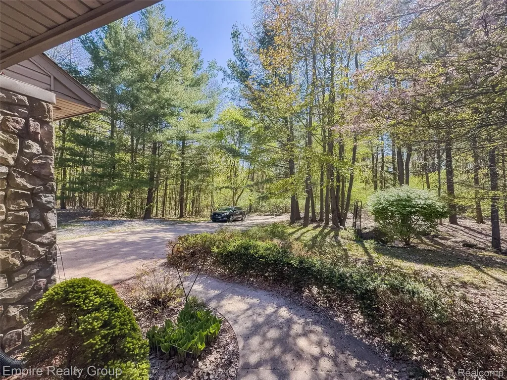 2111 Oak Terrace Groveland Township MI 48462