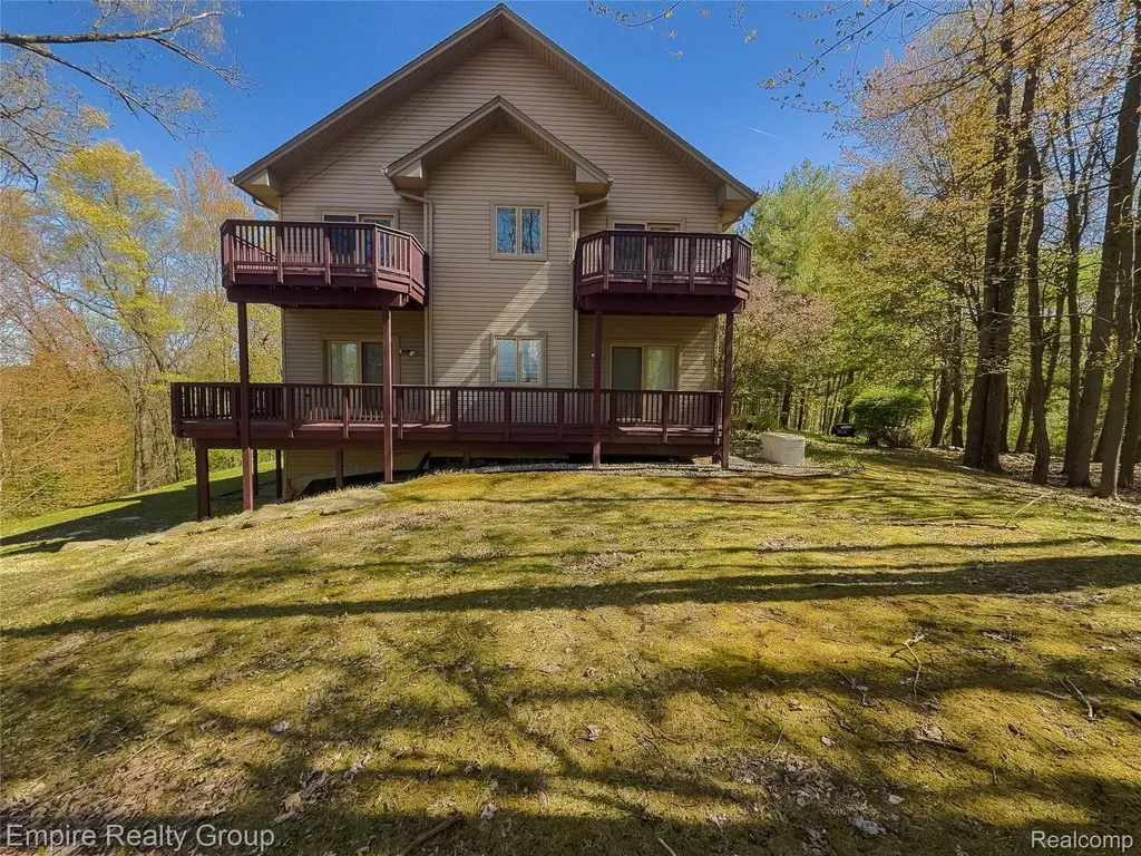 2111 Oak Terrace Groveland Township MI 48462