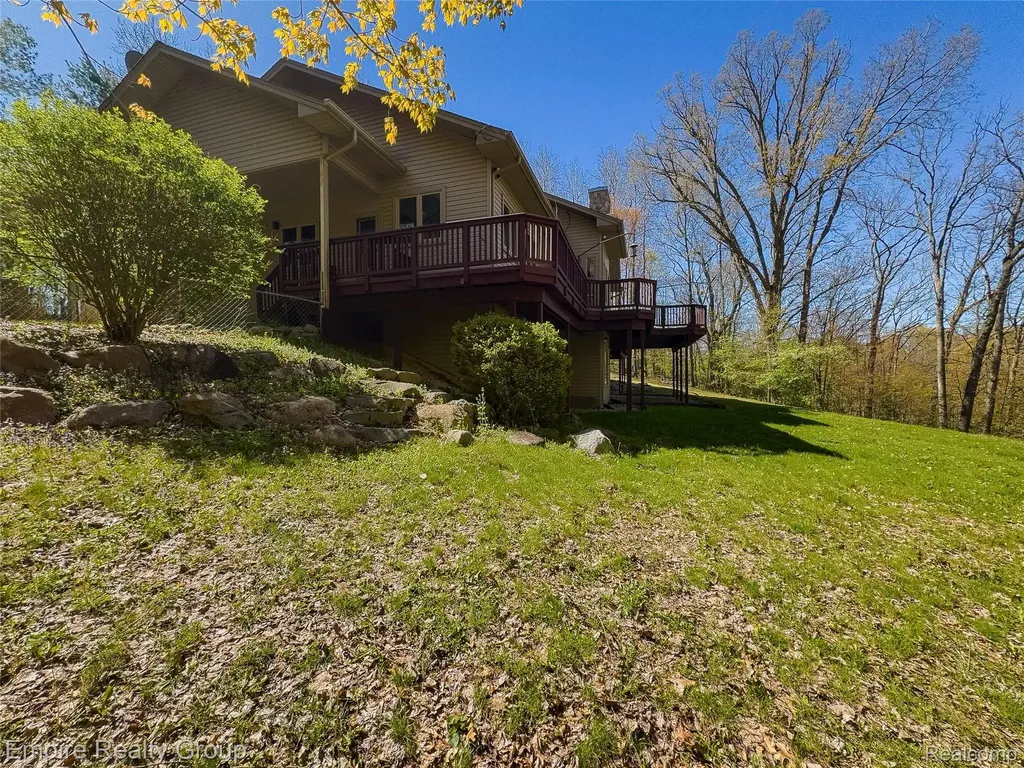 2111 Oak Terrace Groveland Township MI 48462