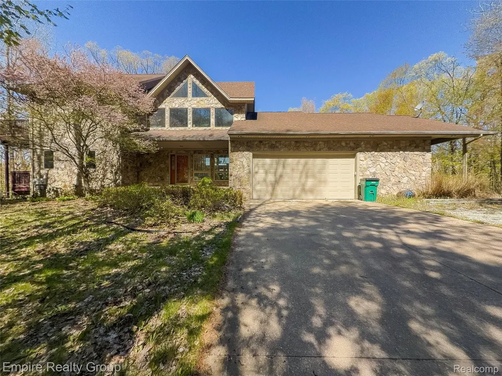 2111 Oak Terrace Groveland Township MI 48462