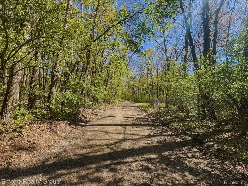 2111 Oak Terrace Groveland Township MI 48462