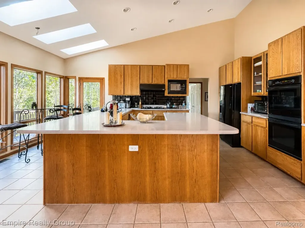 2111 Oak Terrace Groveland Township MI 48462