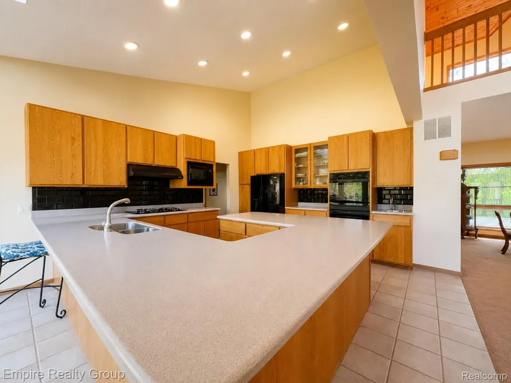 2111 Oak Terrace Groveland Township MI 48462