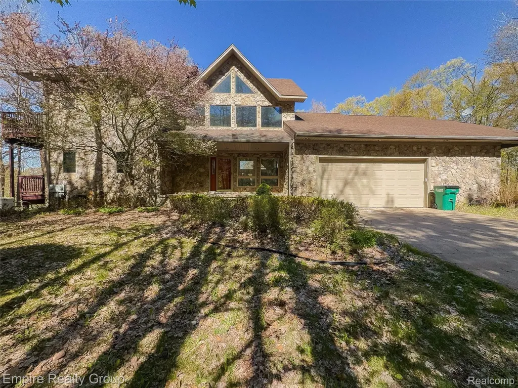 2111 Oak Terrace Groveland Township MI 48462