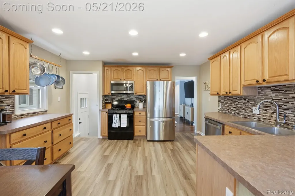355 Gargantua Avenue Clawson City MI 48017
