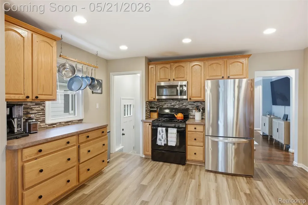 355 Gargantua Avenue Clawson City MI 48017