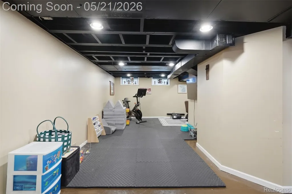 355 Gargantua Avenue Clawson City MI 48017