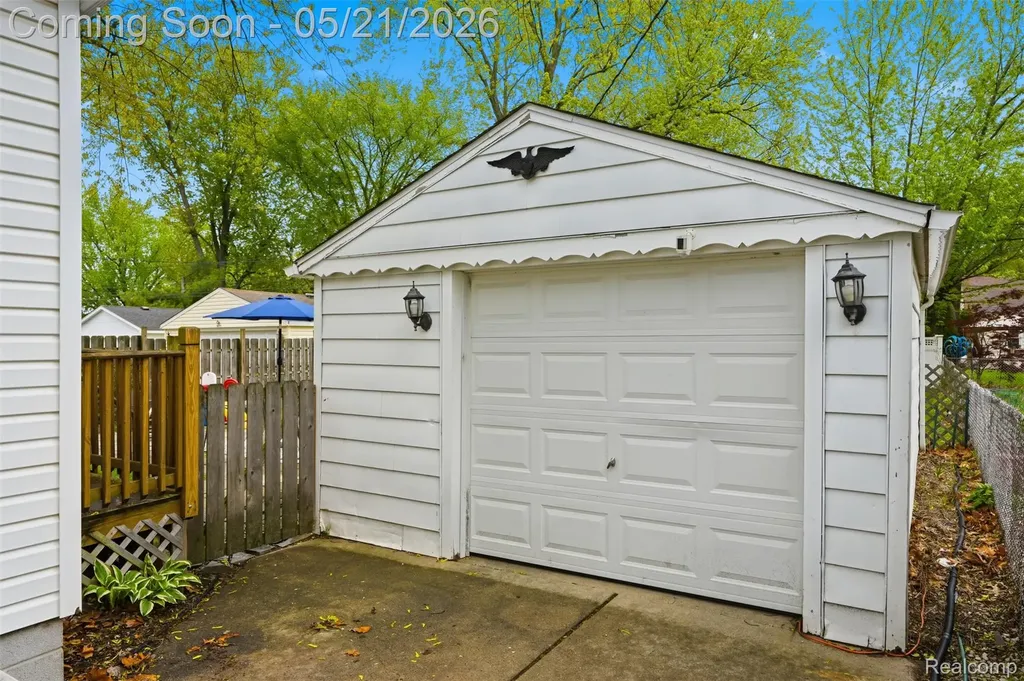 355 Gargantua Avenue Clawson City MI 48017