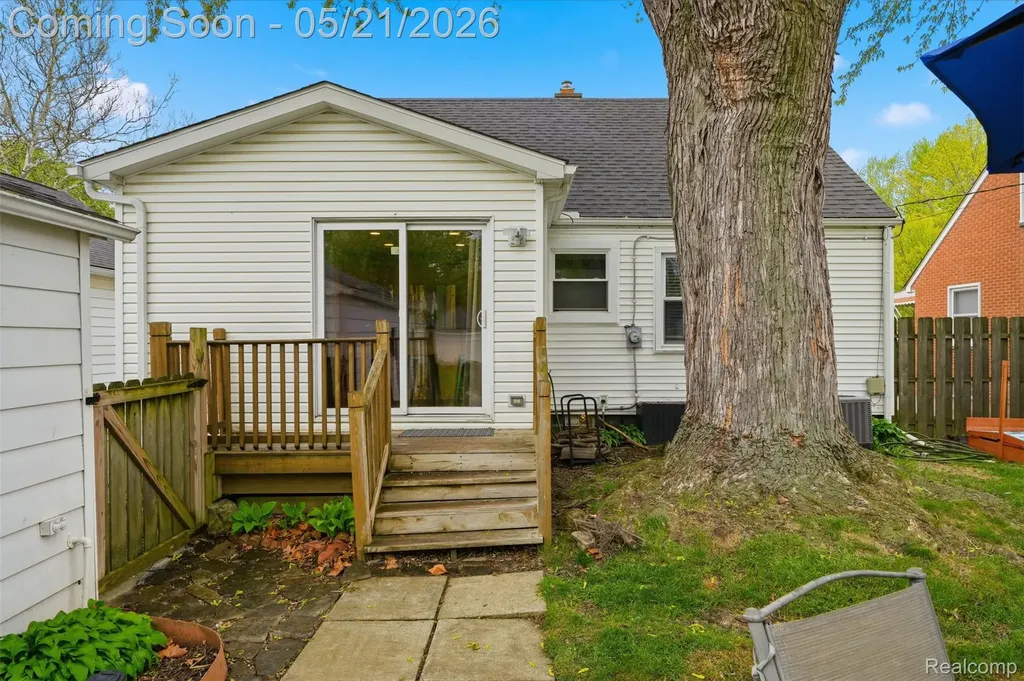 355 Gargantua Avenue Clawson City MI 48017