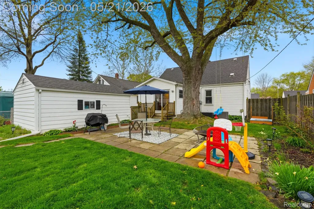 355 Gargantua Avenue Clawson City MI 48017