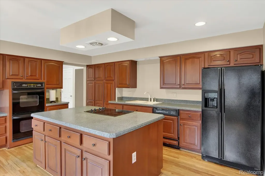 5447 Lahser Road Bloomfield Charter Township MI 48304