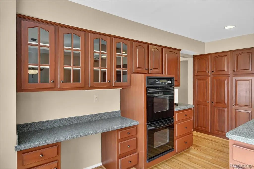 5447 Lahser Road Bloomfield Charter Township MI 48304