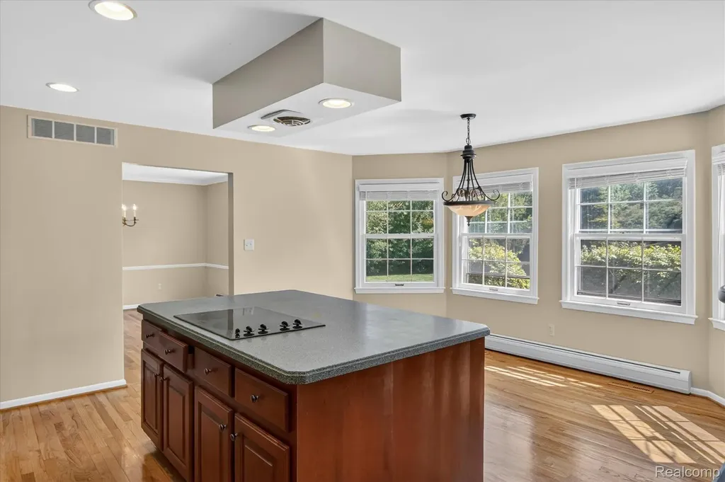 5447 Lahser Road Bloomfield Charter Township MI 48304