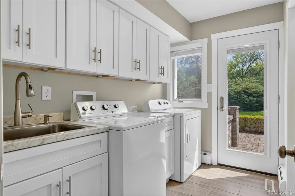 5447 Lahser Road Bloomfield Charter Township MI 48304