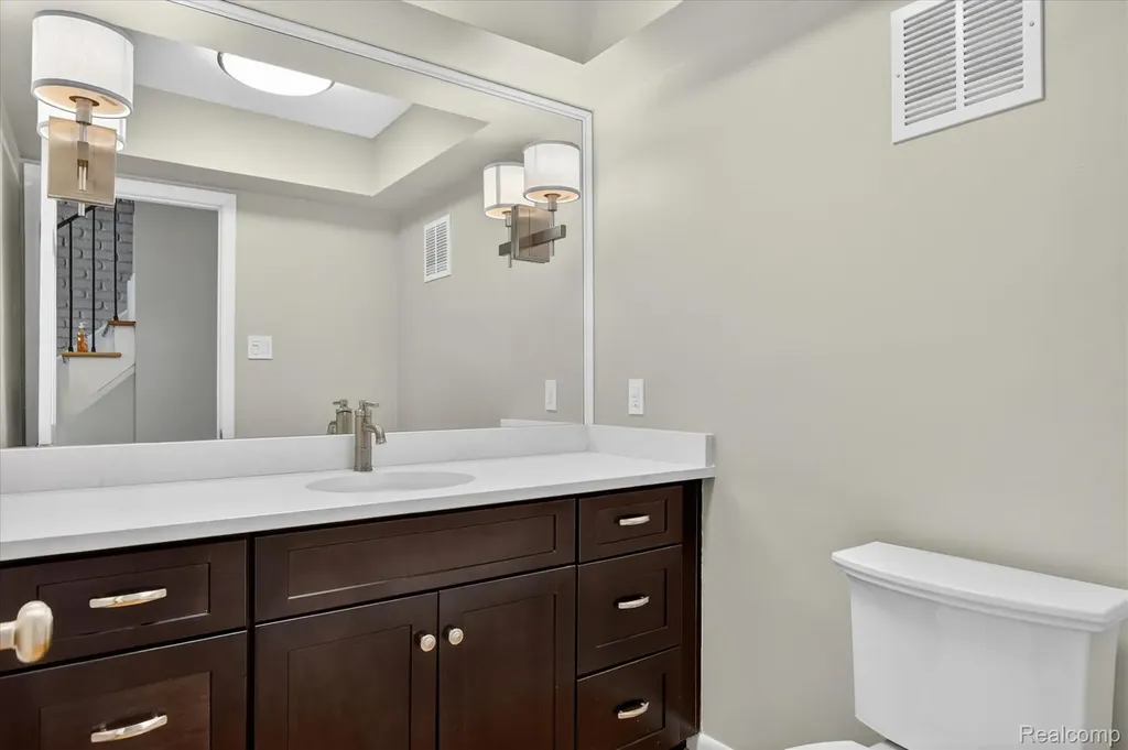 5447 Lahser Road Bloomfield Charter Township MI 48304