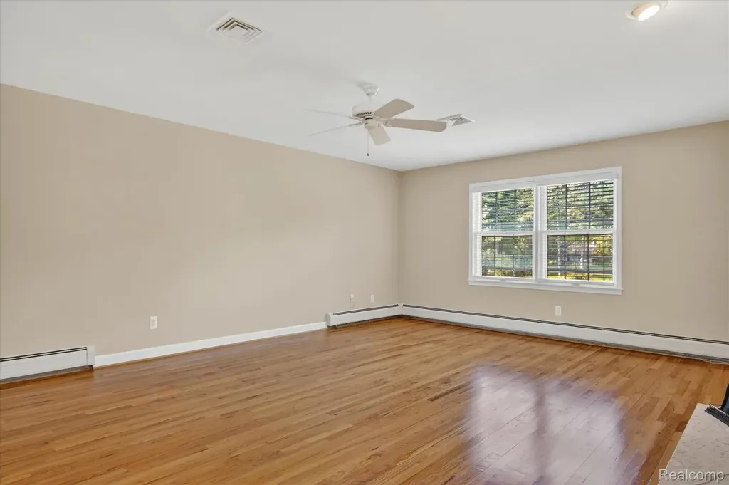 5447 Lahser Road Bloomfield Charter Township MI 48304